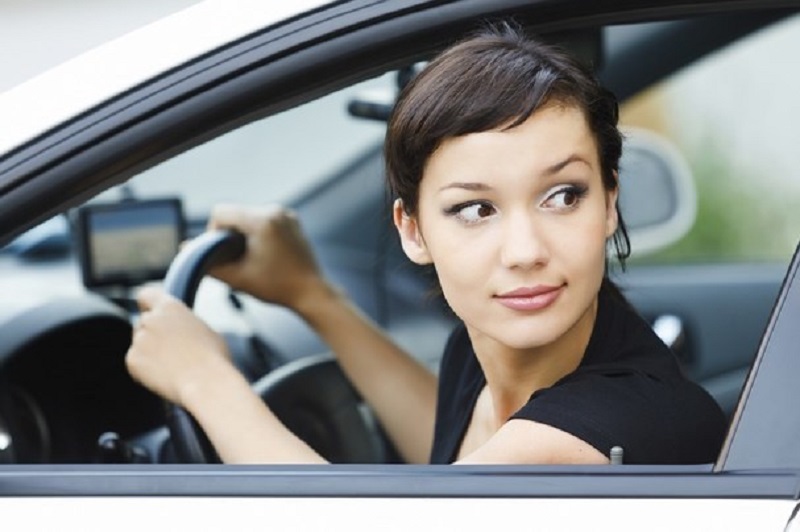 Nhiều người chỉ quan sát phía sau xe khi lùi mà không quan sát phía trước có thể gây ra nhiều nguy hiểm