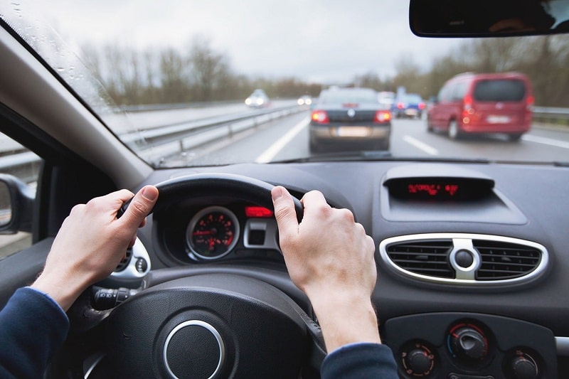 Giữ khoảng cách khi lái xe không chỉ giúp bạn lái xe an toàn mà còn giúp tiết kiệm nhiên liệu