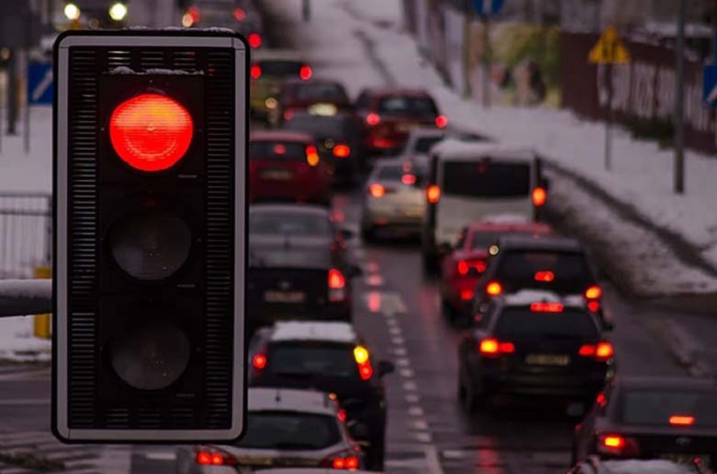 Cách lái xe số sàn khi dừng đèn đỏ tưởng như đơn giản nhưng có thể khiến người lái gặp phải một số sai lầm