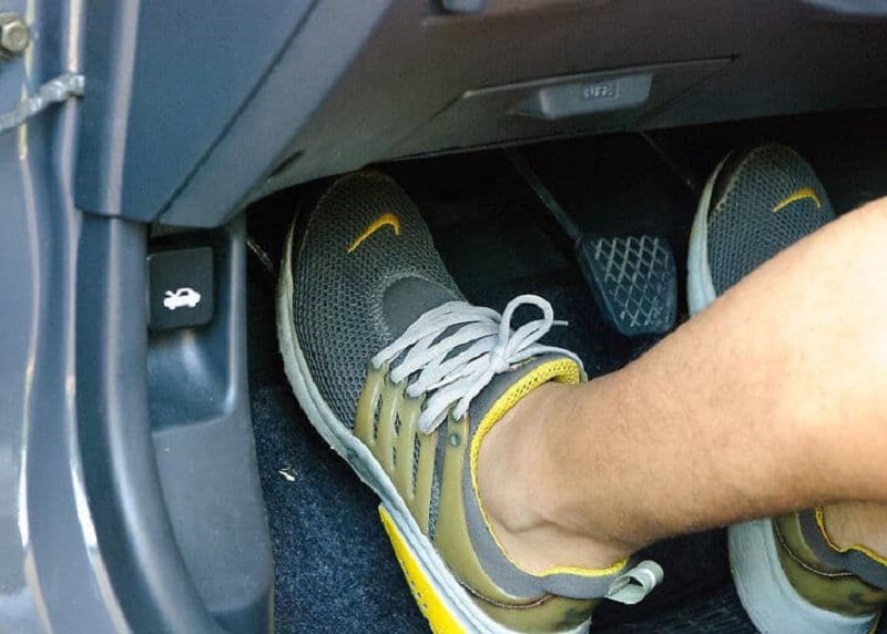Với xe số sàn, bạn cần phải kết hợp cả chân côn, chân ga khi lùi xe