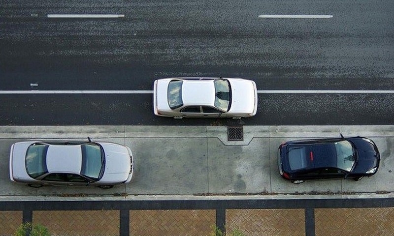 Nếu chưa quen ước lượng không gian đỗ xe, bạn nên xuống xe để kiểm tra