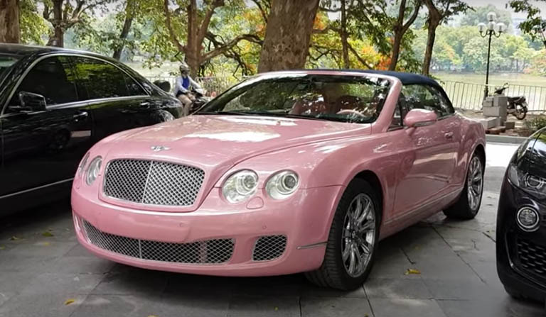 mui trần Bentley Continental GTC màu hồng